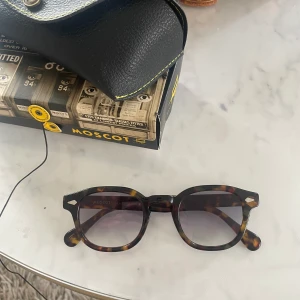 Msocot solglasögon  - Moscot solglasögon med snygg grå fade som gör att de är perfekt både inomhus och utomhus, i superbra skick, knappt använda!. Köpt från moscots hemsida nypris 3899:-