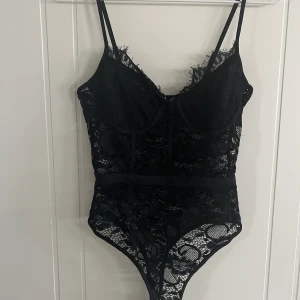 Topp Body - Body topp i färgen svart🖤endast använd en gång. Den sitter super skön och är stretchig. Storlek 38.