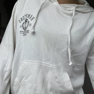 Hoddie  - Vit hoddie storlek 42/44 men jag skulle säga att den sitter som en S (väldigt liten  i storleken) 🫶🏼 ganska tunt material men ändå fin