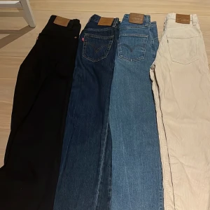 Levis jeans Rincage straight leg - I väldigt gott skick, 400 kr st. Svart-25x29 Beiga-24x29 Mörkblå-24x29 Blåa-25x29