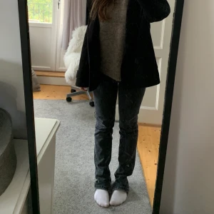 Jeans med slits! - Säljer dessa super snygga jeans med slits från Zara! Lite slitna bak på vänstra hälen men annars är de i super bra skick! Storlek 34 skulle säga att de även passar 36 och de är väldigt långa i benen! pris går att diskutera💓