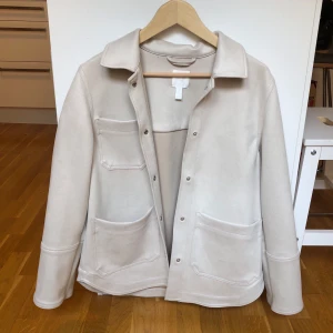 Jacka - Beige höstjacka från hm, storlek xs men passar nog också s. Den är i mockaimitation med silvriga knappar. Ordentligt och tjockt material. Köpt förra året💓