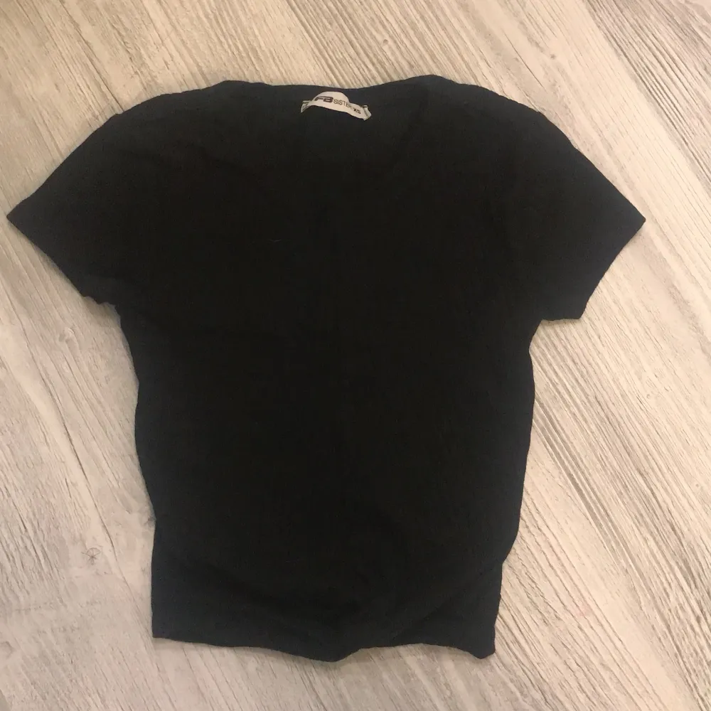 En svart croppad t-shirt med en liten knut längst ner, från NewYorker i Strl Xs. Jättefint skick ⭐️. T-shirts.