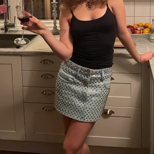 Kjol med nitar - Supersnygg kjol med nitar från hm Studio i strl 36! Perfekt för alla tillfällen, en riktig statement piece! Jag är 165 cm och bör normalt s/36!  