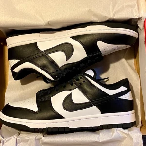 Nike Dunk Low Panda Next Nature -   Hejsan, säljer nu de väldigt populära Panda Dunksen. Modellen heter Nike Dunk Low Panda Next Nature. Deadstock och 10/10 skick, aldrig ens testat. Storlek 43 och True To Size. Har box och kvitto från köp. Hör av er för fler bilder eller vid frågor. 