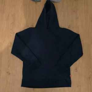 NIKE SB HOODIE  - Nike skateboard hoodie i navy, sällan använd.