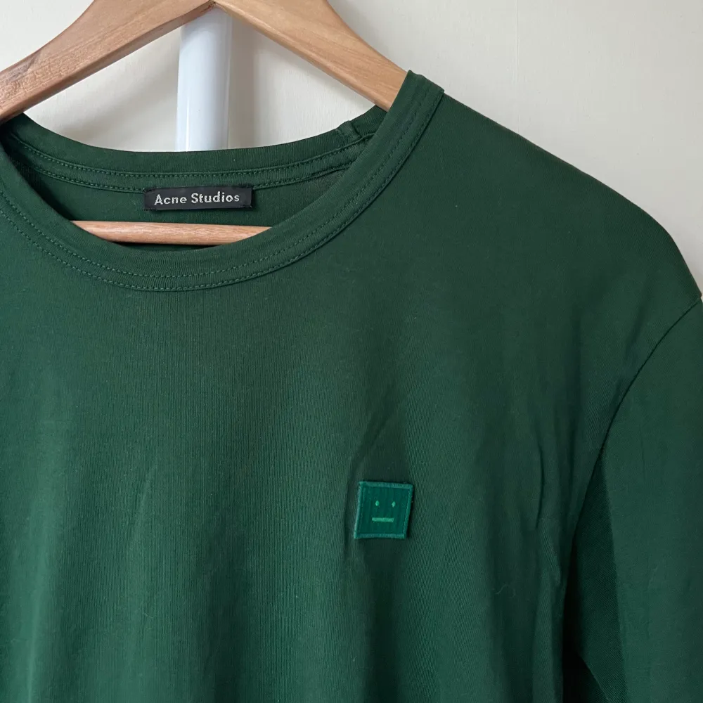 Grön T-shirt från acne . T-shirts.