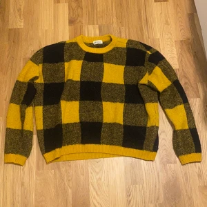 vinter stickad tröja (köparen står för frakt)  - Säljer denna vinter tröjan från H&M, väldigt bra skick och mycket varm. Den är storlek 158/164, passar även i storlek S & M, stretchig. Stickad material, håller mycket värme. (Den ser mer gul ut i bilden, främst är den mer orange på verkligt). Inga hål! 