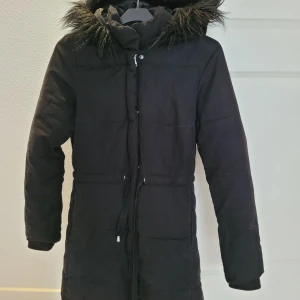 Vinterjacka till salu - Svart vinterjacka från H&M i nyskick till salu för 100:-Kr