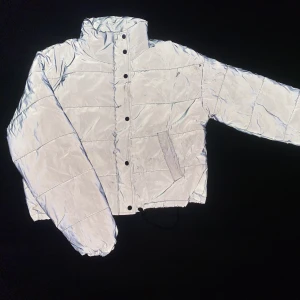 Vadderad reflexjacka - Vadderad kort reflexjacka, supercool men används inte tyvärr. Storlek xs/s. Köpare står för eventuell frakt.