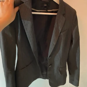 Grå kavaj  - Grå, randig kavaj från H&m, men köpt på sellpy! 💕Kan också användas som jacka på våren/tidig höst 