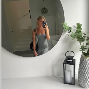 Skims klänning - Superfin grå klänning från Skims. Använd en gång och har alltså väldigt bra skick.🤗