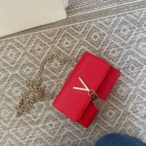 Valentino handväska  - Helt oanvänd valentino handväska. Höjd: 12cm Längd: 17cm Vidd: 4cm