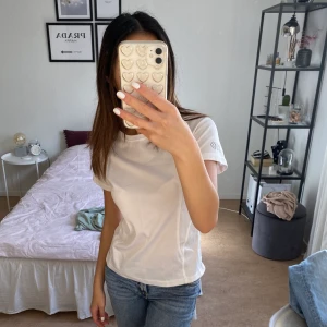 Vit träningstopp - Vit träningströja i skönt material. Känns bra i passformen och lagom lång. Kan mötas upp eller frakta.