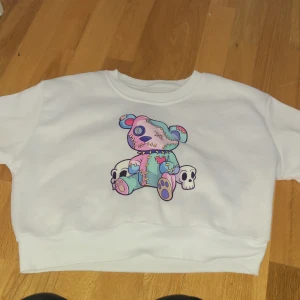 Fin vit tröja men den gullig Björn på de är en  - Fin vit tröja men den gullig Björn på de är en magtröja men ganska fluffig inuti skriv för mer bilder/info💕
