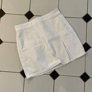 Vit mini kjol från lioness med kort slits  använd fåtal gånger  Storlek: XS  Material: Cotton 