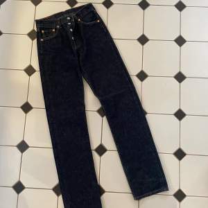 Aldrich använda vintage jeans  Mörk blå färg  Waits: 28  Lenght: 34  Modell: 501  Köpta i Paris