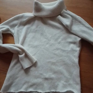 Zuiki polo tröja - Det här en en väldigt fin tröja som är från Zuiki, har nästan aldrig använt den för har många som är lika. Den är xs men den är väldigt stretchig. Den är ett väldigt skönt material.