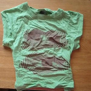 H&m t shirt  - Den här t shirten är väldigt fin och har används mycket i sommar men inte längre så mycket. Den är ganska stretchig.