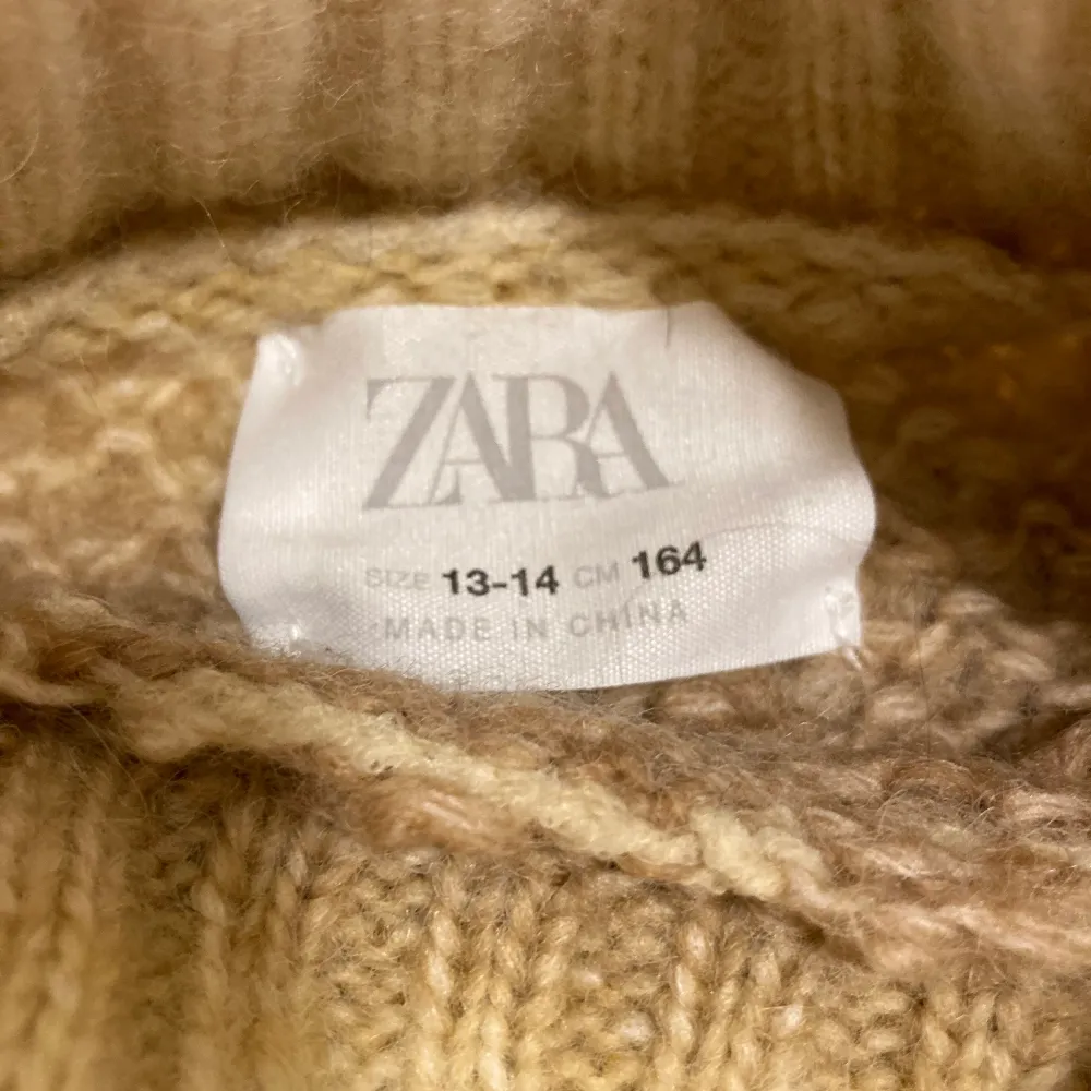 Säljer denna fina stickade tröjan från ZARA då den inte kommer till användning. Endast använd 1 gång och är i nyskick. Storlek 164 vilket jag skulle säga motsvarar storlek s-m beroende på hur man vill att den ska sitta💗💗. Stickat.
