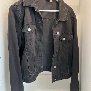 Jeansjacka - Grå/svart jeansjacka, oversized fit 