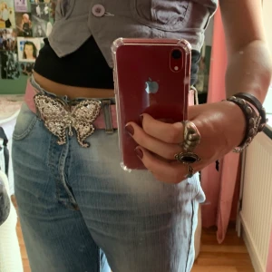 rosa skärp med fjäril y2k  - ett skärp köpt på loppis som ej kommit till användning. sååååå y2k, vill egentligen inte sälja men tror någon annan får mer användning av det! lite defekter, men dem kan lätt fixas av o limma eller så! skriv vid intresse eller frågor💋💋💋