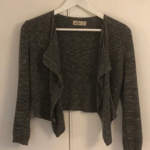 Grå hollister kofta  - Grå Hollister kofta i storlek S. Som nyköpt då den endast är använd en gång. 