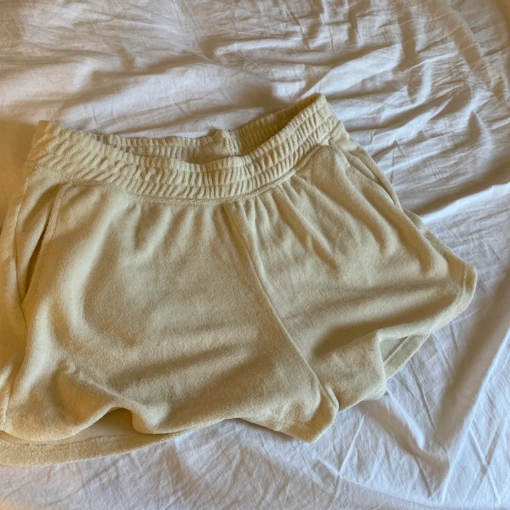 Super sköna beiga pyjamsshorts i handduks materiall . Shorts.