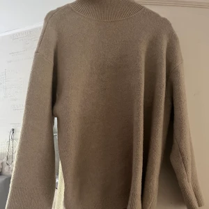 Stickad tröja  - Jätte tjock stickad tröja från zara i bra material, storlek m. ❤️❤️ pris : 250 + frakt 