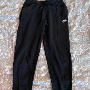 Mjukisbyxor - Mjukisbyxor från Nike i storlek M. Herr model men passar såklart på alla. Frakt tillkommer.