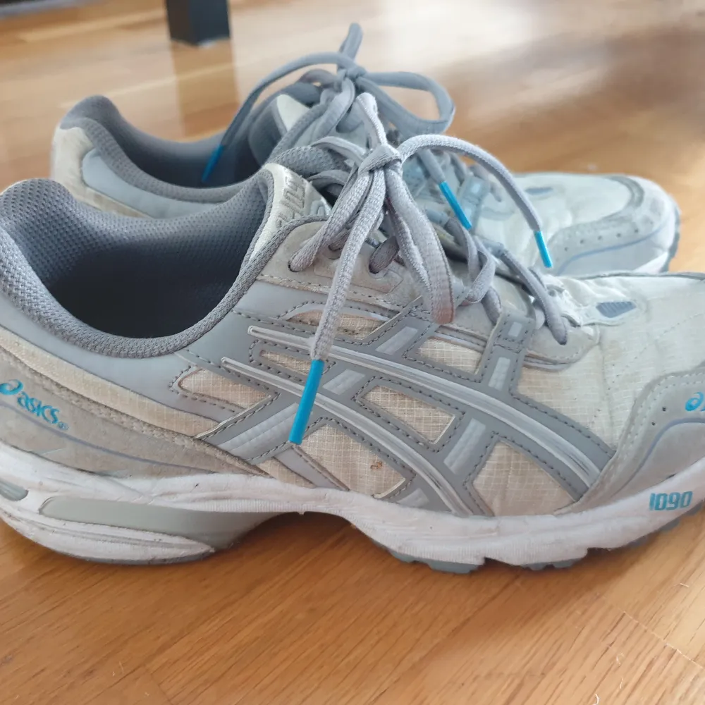 Asics gel 1090. Köpta på Vestiaire Collective nya för 6 månader sedan. Använt skick men har mycket kvar att bjuda på. Lite slitna i tyget i hälen, annars hela och rena. . Skor.