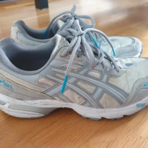 Asics gel 1090 - Asics gel 1090. Köpta på Vestiaire Collective nya för 6 månader sedan. Använt skick men har mycket kvar att bjuda på. Lite slitna i tyget i hälen, annars hela och rena. 