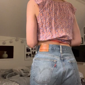 Jeans Levi’s 501 - Ett par raka ankellånga Levi’sjeans 501 med slitningar i storlek S. Riktigt snygga! Knappt använda. Köparen står för frakten. 💗