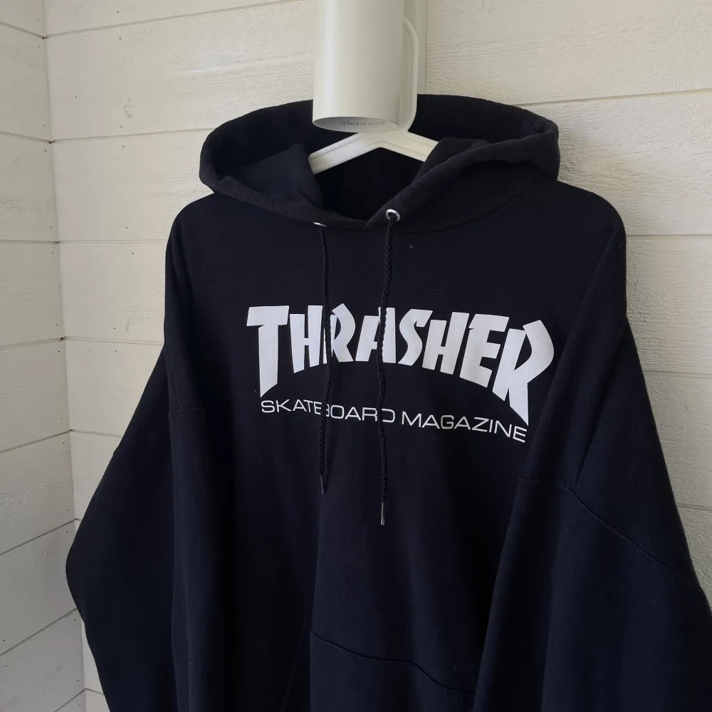 Svart thrasher hoodie i strl XL. Den är använd men i fint skick. Säljer pågrund av för stor och använder inte längre. Nypris 999kr. Köparen står för frakten ✨. Hoodies.