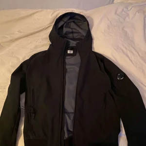 CP company jacka - Köpt för ca 2 år sen men bara andvänd ett fåtal gånger. Inga slitningar eller annat
