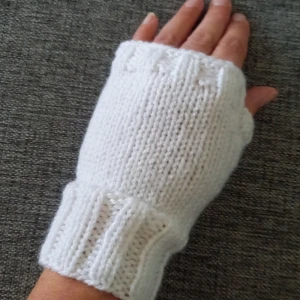 Nya vita torgvantar stl S-L - Nu finns ännu ett par av de populära nya, vita torgvantarna tillgängliga! Jag har stickat dem i ett garn som är varmt och skönt, men inte stickigt. Kan tvättas i 40 grader. Pris 87 kr dvs. 100 kr inkl.frakt som vanligt brev. Lite dyrare vid spårbar frakt.