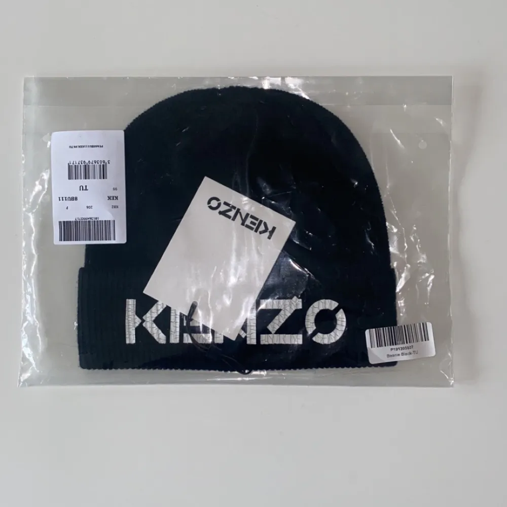 Två stycken svarta oöppnade KENZO mössor. Original pris 900 sek.. Accessoarer.