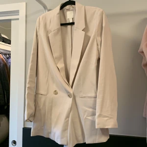 Kavaj hm  - Säljer en beige fin  kavaj från hm. Använd en gång. Jättefint skick! 