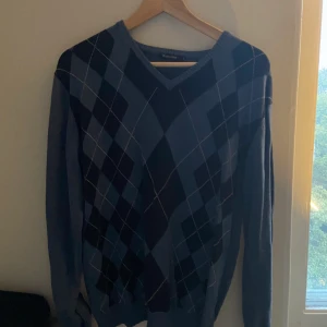 Rutig tröja - Bra sick. Köpt secondhand. Djup skärning. 