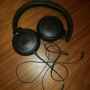 JBL hörlurar  - Nyskick, inte använda. Produkt på deras hemsida på andra bilden samt orginalpris  Pris 150kr + frakt 😊