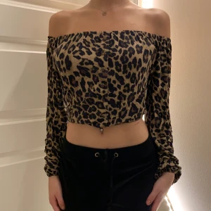 Offshoulder tröja - Aldrig använd, säljer då den är för stor på mig. Jätte skön att ha på sommaren, lätt material. 