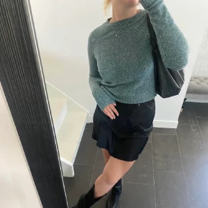 Stickad tröja - Sjukt fin stickad ljusgrön tröja från Vero Moda❤️Bild 1 o 2 är lånade. Helt oanvänd, endast prövad en gång💫 Storlek XL men passar mig som har S-M💗 Kontakta vid intresse🎀✨
