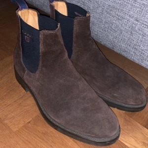 Gant boots - Säljer ett par gant boots jag vuxit ut. Köpt för några år sedan men väldigt sparsamt använda. De är i storlek 41 men upplever att de sitter lite större så kan passa folk med 42 oxå.