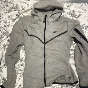 Nike Tech  - Har haft den ett fåtal gånger men börjar tröttna på den priset kan diskuteras vid snabb affär!