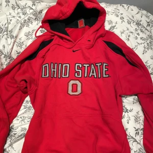 Ohio State Hoddie - En Ohio state hoddie från nike ganska sällsynt för den är från själva Collagen