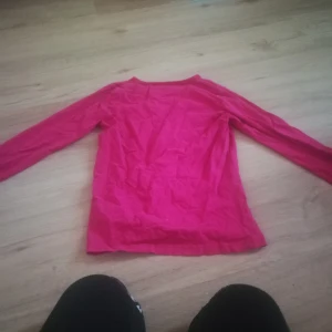 Kids - Rosa tröja med vit text