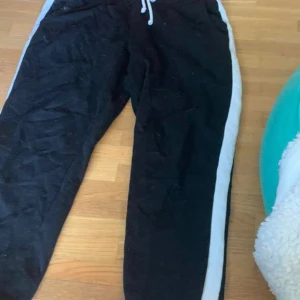 Svarta mjukisbyxor  - Svarta mjukisbyxor med vita ränder längst benet 