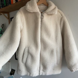 Teddy jacka - Supermysig teddy jacka från bershka. Sparsamt använd i gott skick! Perfekt till nu till höst och vinter🦋