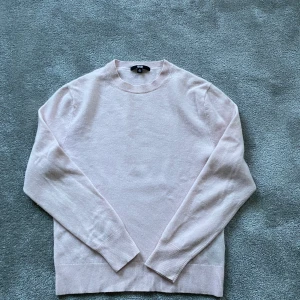 Cashmere crew neck - Tröjan är använd enstaka gånger och är fortfarande i jättebra skick! Den är ljusrosa och väldigt mjuk och mysig nu till vintern. Anledning till att jag säljer den är att den är för liten. Originalpris: 1500 kr