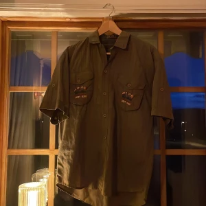 Typ L  - Fin men inte min stil, hängt i garderoben.